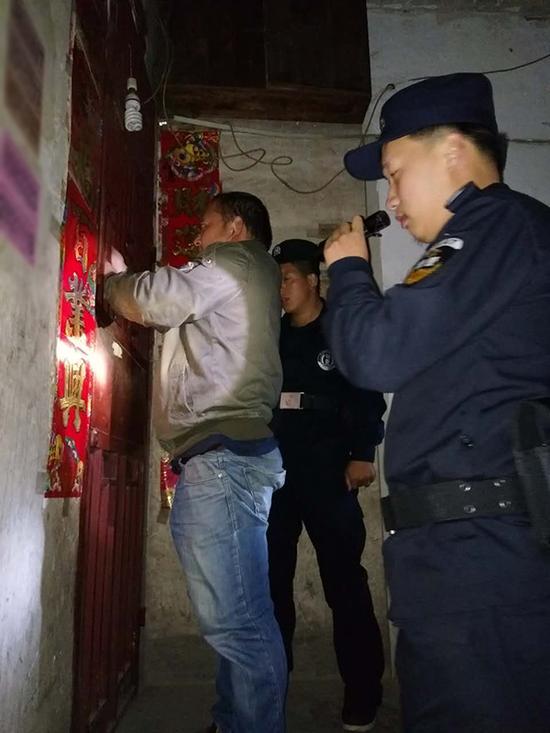 三亚粗心妈妈误将幼女锁家中 