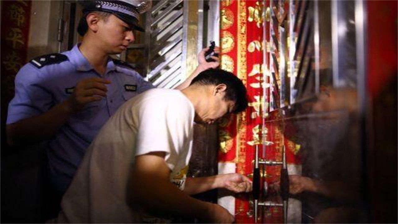 三亚请开锁师傅开了锁后，师傅